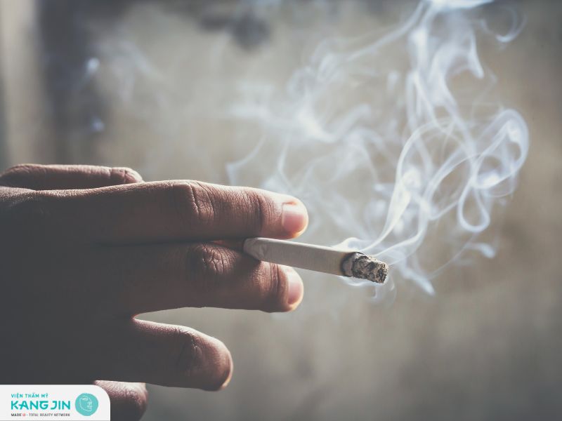 Hút thuốc lá là một trong những nguyên nhân gây lão hóa da mặt sớm 