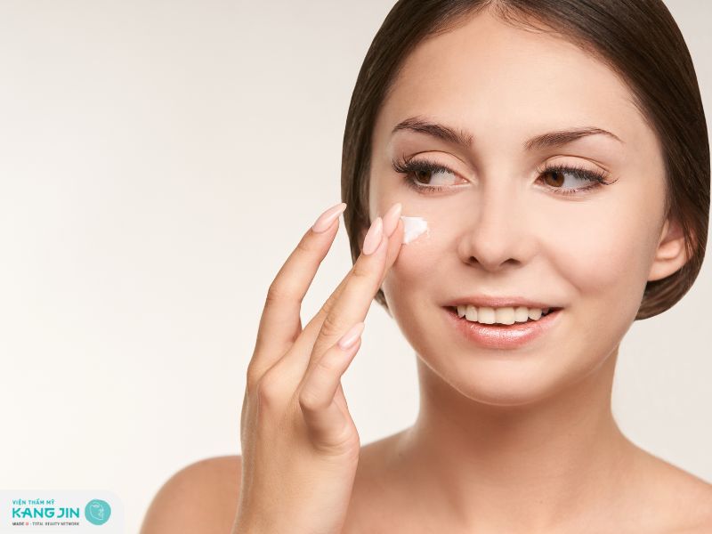 bôi kem chống nắng