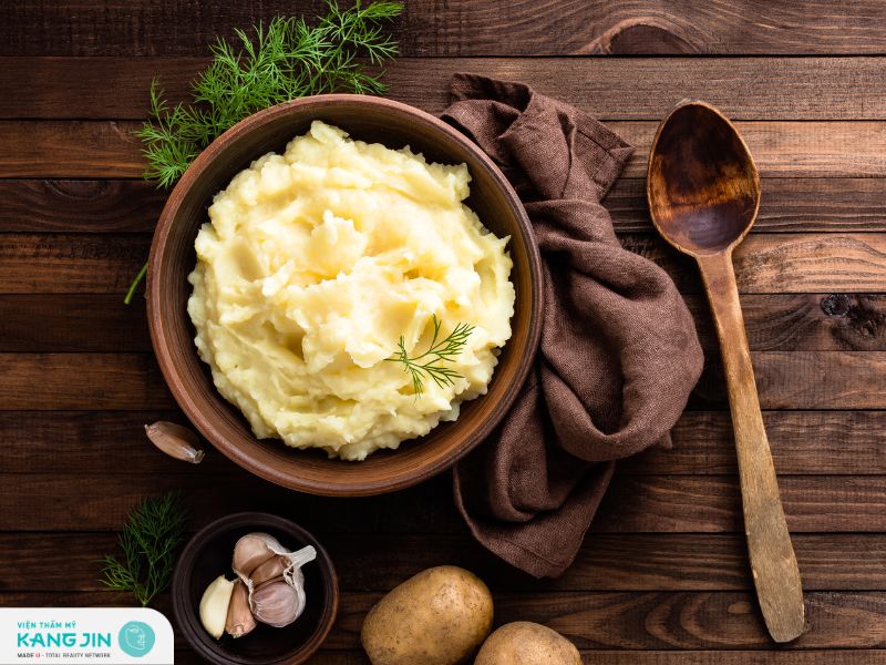 Khoai tây nổi tiếng với khả năng giảm thâm cho da mặt