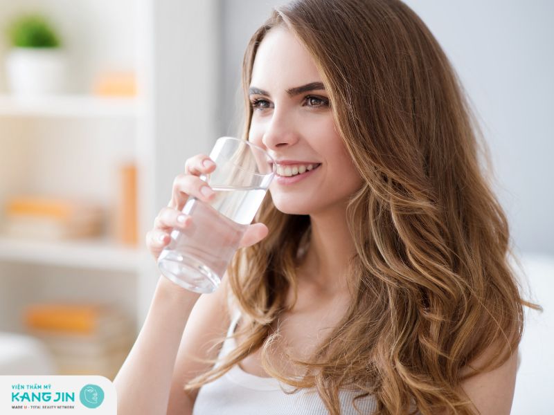 Uống nhiều nước giúp cấp ẩm cho da, ngừa thâm mụn từ sâu bên trong