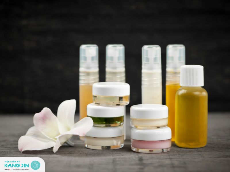 Sử dụng kem dưỡng ẩm cấp ẩm đầy đủ cho da giúp se khít lỗ chân lông