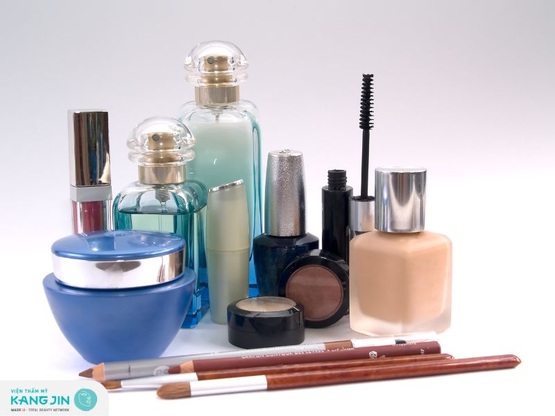 Lạm dụng mỹ phẩm cũng là nguyên nhân gây mụn đầu đen 