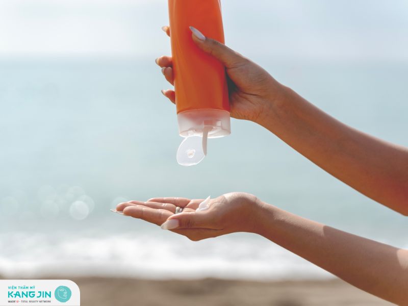 Bôi kem chống nắng hàng ngày là cần thiết để ngăn ngừa da đen sạm 