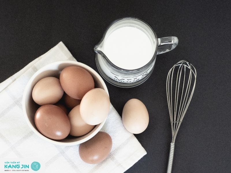 Cách làm trắng da mặt bằng trứng gà và sữa tươi tại nhà 