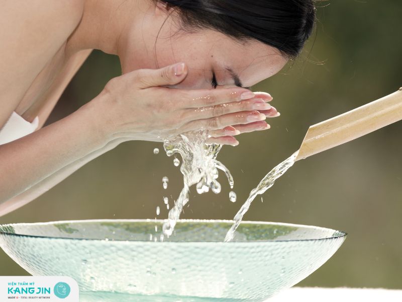 Vệ sinh da mặt sạch sẽ là cách chữa mụn đinh tại nhà