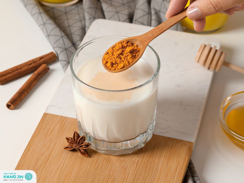 làm trắng da bằng bột nghệ