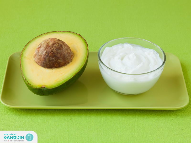 Kết hợp quả bơ và sữa chua dưỡng sáng da body bị sạm đen mà không gây kích ứng