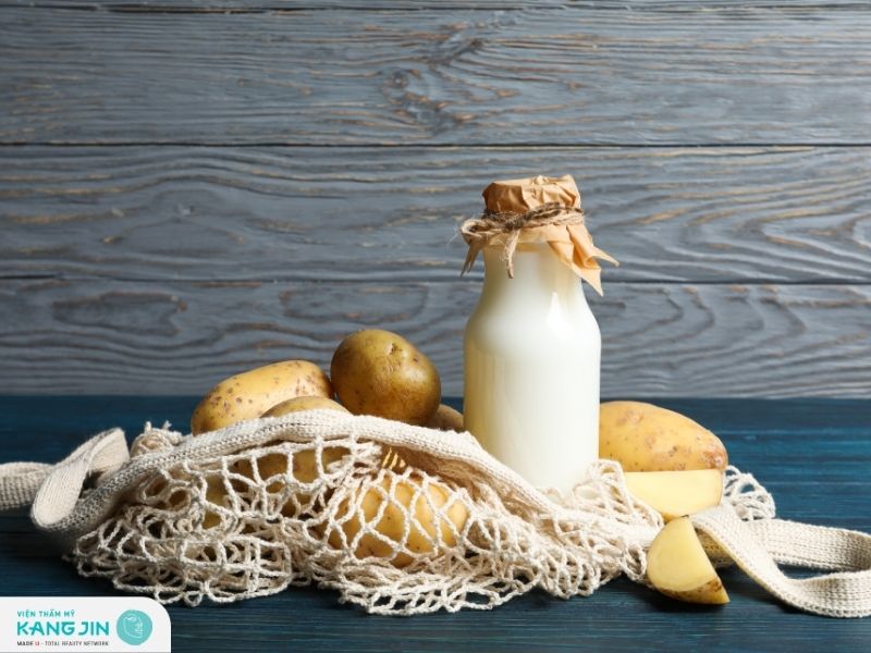Làm trắng da mặt bằng sữa tươi không đường và khoai tây tại nhà 