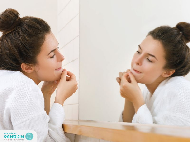 Không dùng tay cạy hay nặn mụn đinh