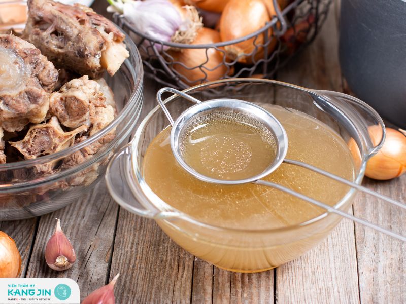 Nước hầm xương cùng các loại củ, quả là cách chế biến thực phẩm giàu collagen.