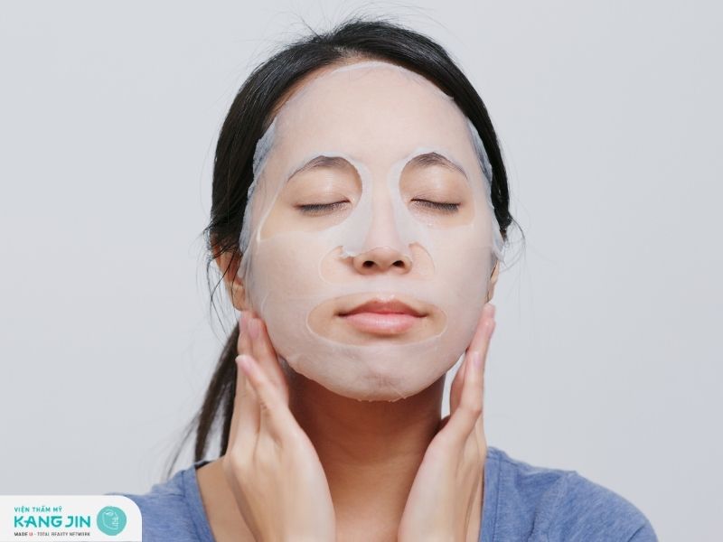 Đắp mặt nạ trước khi thoa serum B5 giúp cấp ẩm cho da