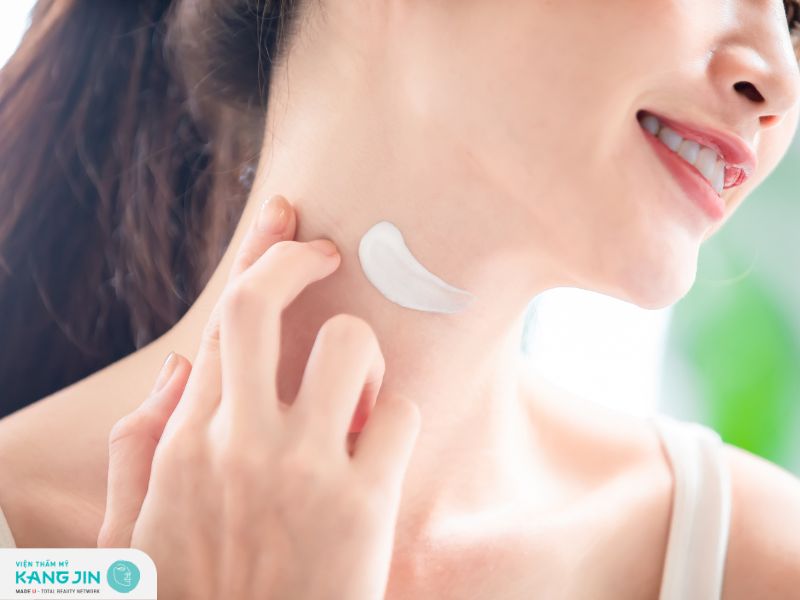 Dưỡng ẩm da cổ mỗi ngày để làm chậm quá trình lão hóa