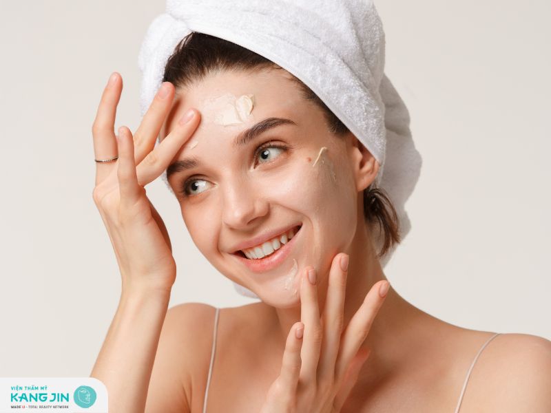 Da lão hóa nên dùng gì? Kem dưỡng ẩm là bước chăm sóc hàng ngày không thể thiếu