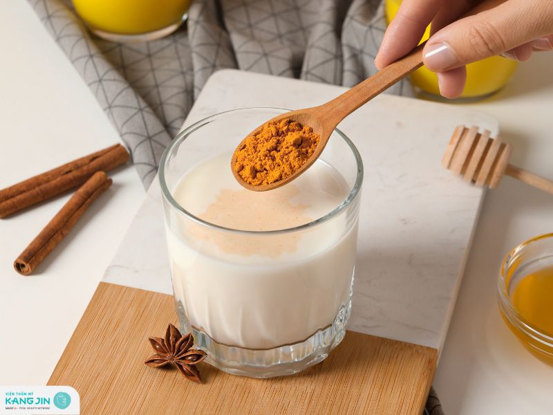 bột nghệ và sữa tươi