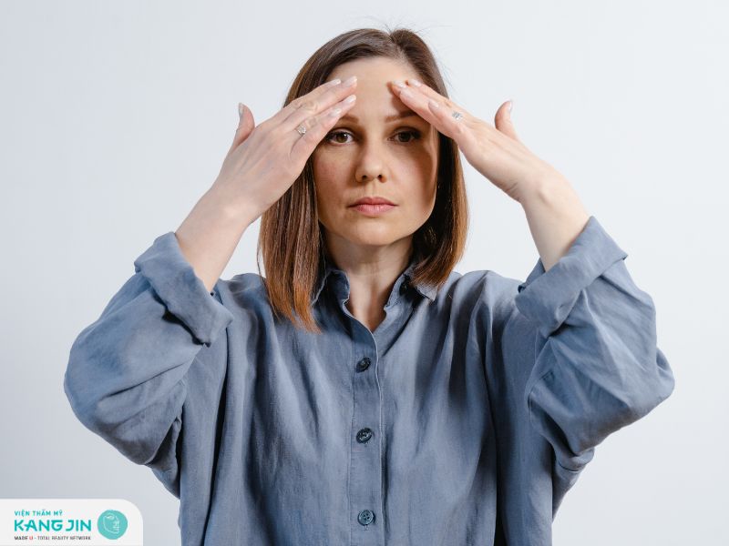 Cách mát xa mặt chống chảy xệ vùng trán giúp ngăn ngừa nếp nhăn, đàn hồi kém