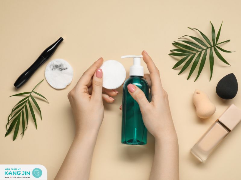 Tẩy trang là một trong các bước chăm sóc da cơ bản giúp làm sạch da sâu hơn