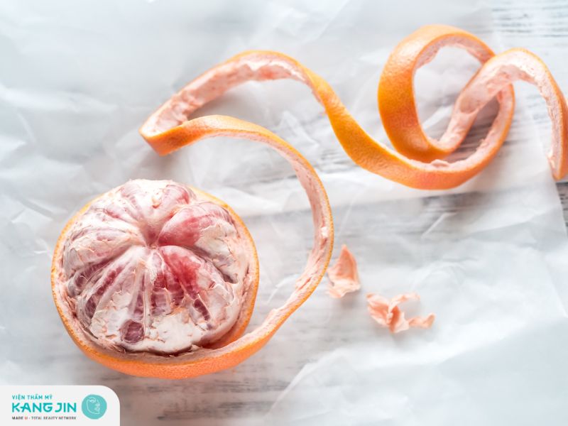 Dùng vỏ bưởi xông mặt giúp trị mụn ẩn hiệu quả và an toàn