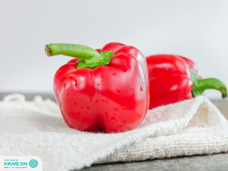 Ớt chuông đỏ giàu vitamin C là chất chống oxy hóa giúp tăng sinh collagen