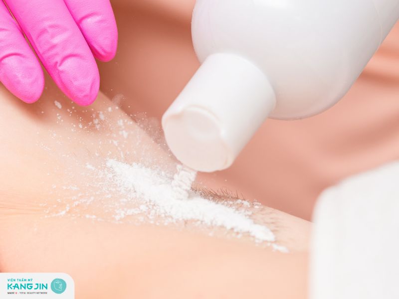 sử dụng phấn rôm để trị thâm nách