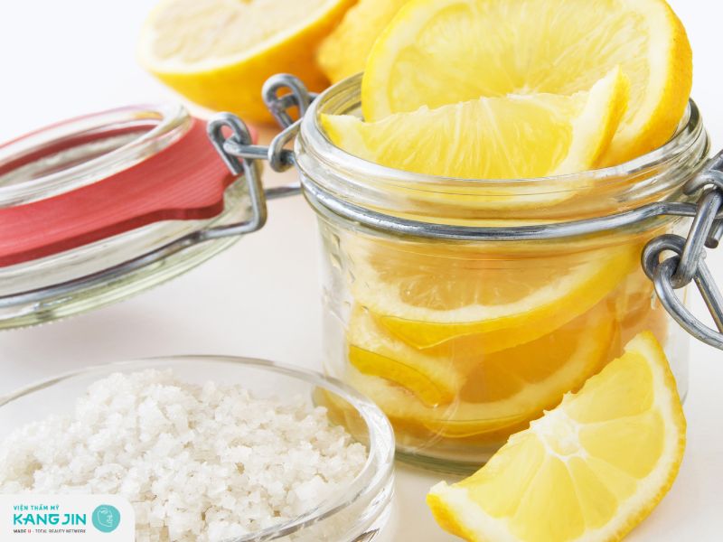 kết hợp chanh và muối để điều trị thâm nách
