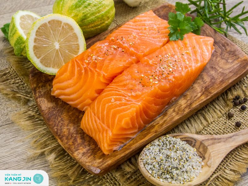 Cá hồi chứa nhiều collagen giúp bổ sung chất béo lành mạnh cho da 