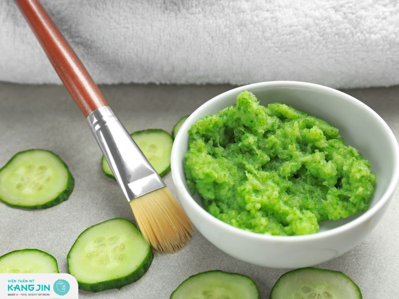 Đắp mặt nạ dưa chuột giúp cấp ẩm và làm dịu da bị cháy do ánh nắng mặt trời