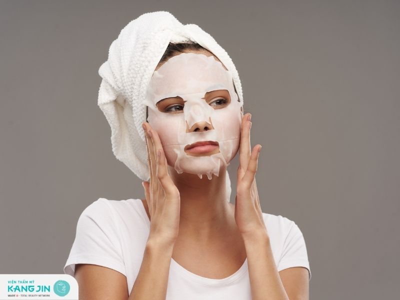 Vệ sinh da bằng sữa rửa mặt phù hợp trước khi đắp mặt nạ