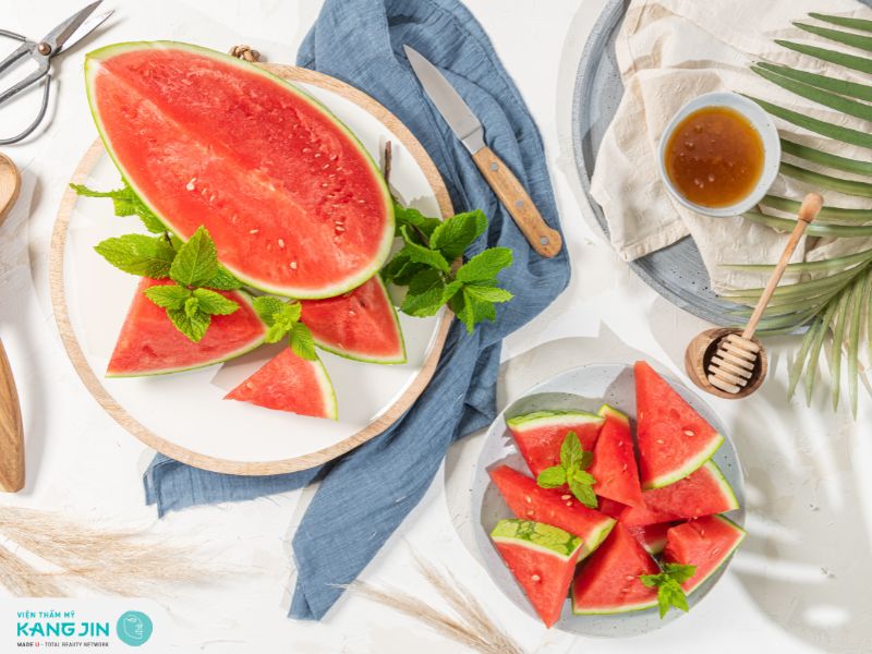Kết hợp dưa hấu với mật ong làm mặt nạ dưỡng đẹp da 