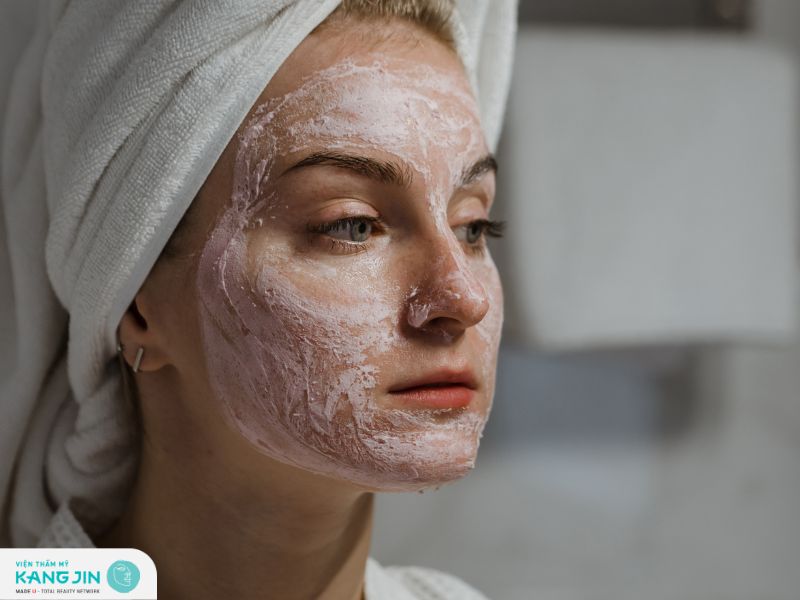 Tẩy tế bào chết định kỳ 2-3 lần/ tuần vào buổi tối giúp dưỡng da khỏe đẹp 