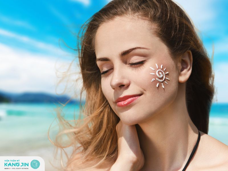 Sử dụng kem chống nắng hàng ngày để bảo vệ da khỏi tia UV và giảm sự mất nước trong da 