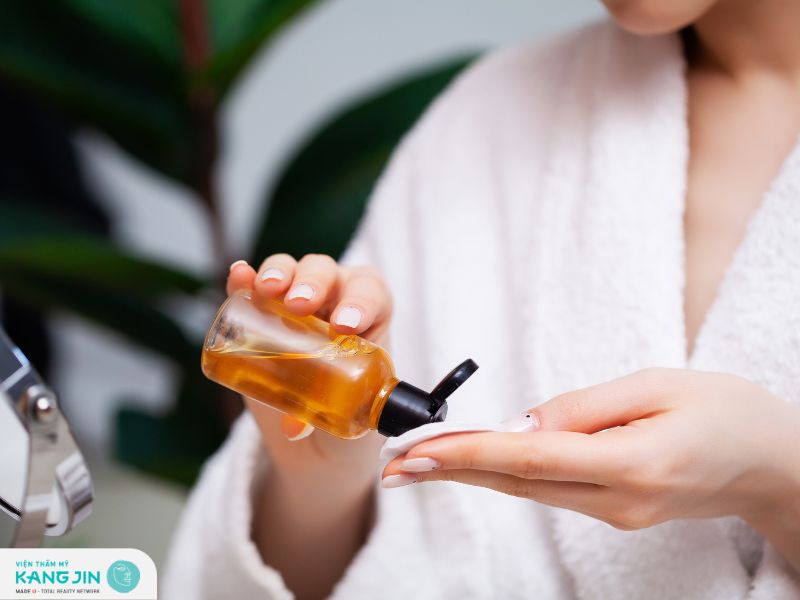 Dùng toner ngay sau khi rửa mặt để cấp ẩm cho da mặt 