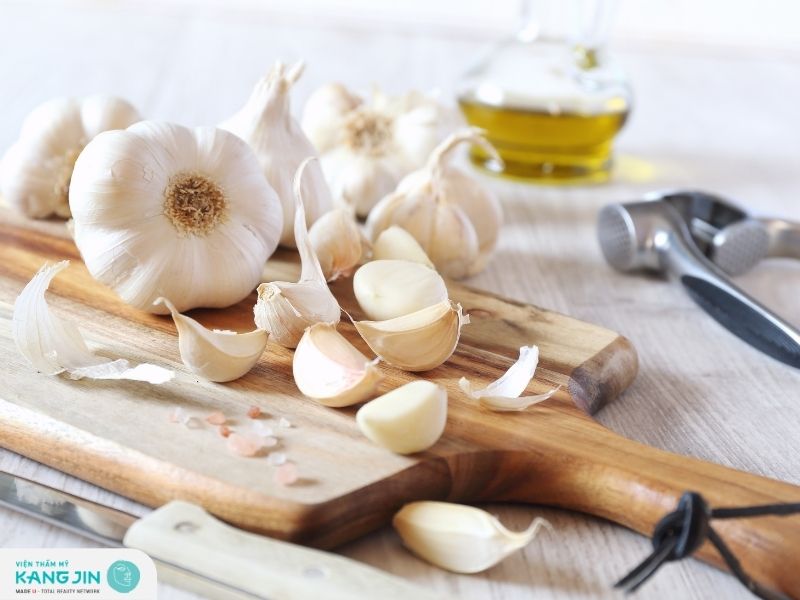 Trị mụn cóc bằng tỏi có những ưu và nhược điểm gì?