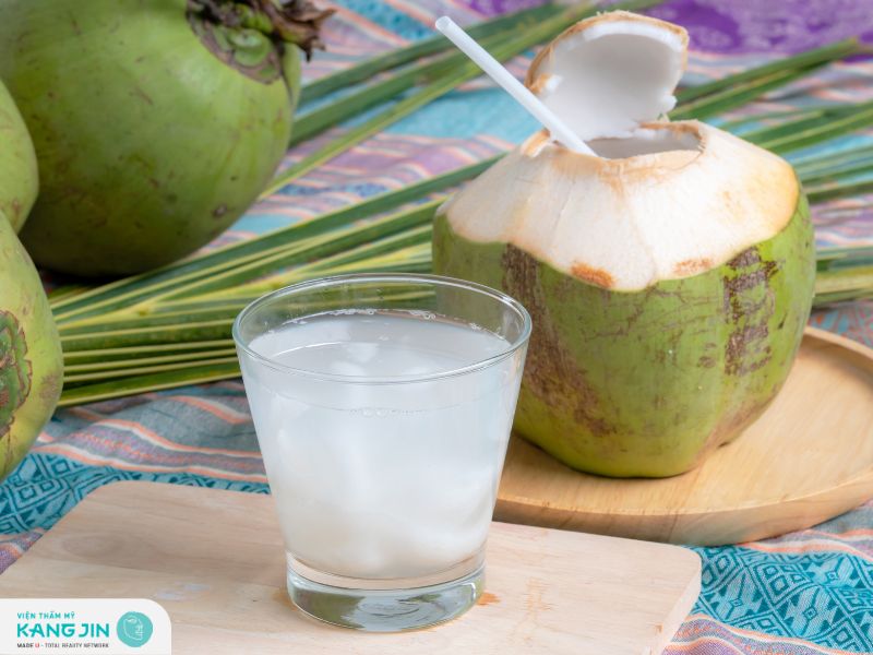 Nước dừa giúp cung cấp độ ẩm cho da