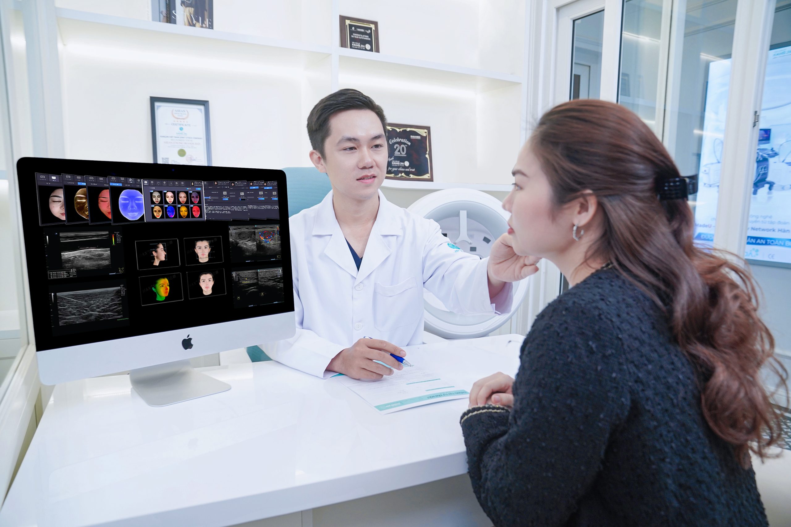 Bác sĩ Tiến tư vấn trẻ hóa cho khách hàng