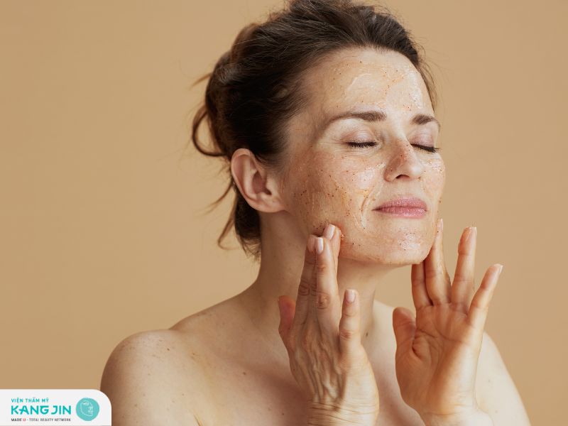 Giải đáp thắc mắc: Bao lâu nên tẩy tế bào chết cho da mặt?