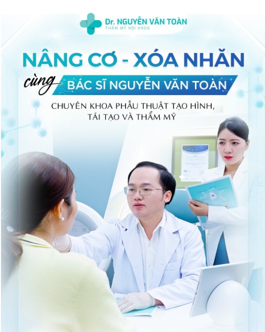 Bác sĩ Toàn thăm khám cho bệnh nhân