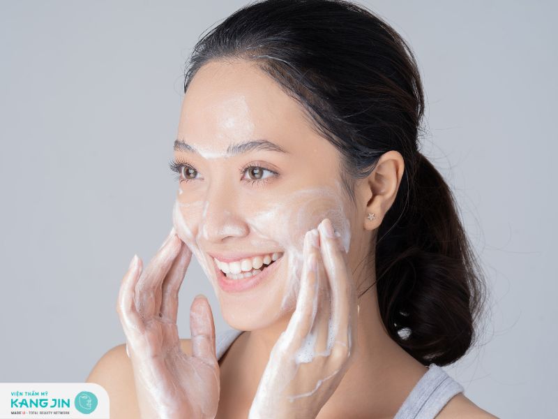 Hướng dẫn cách rửa mặt để tránh da bị khô căng