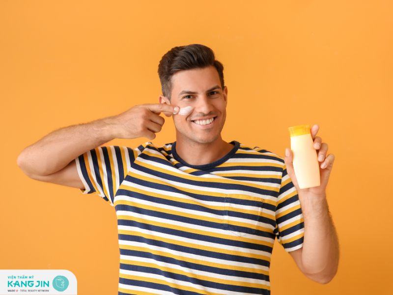 Bôi kem chống nắng mỗi để bảo vệ da mặt nam giới khỏi tác hại của tia UV