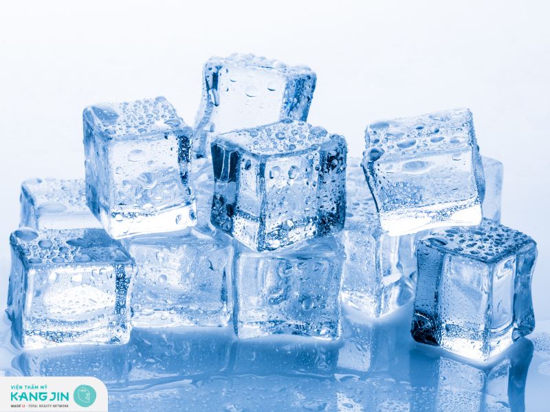 Sử dụng đá lạnh chườm lên môi cải thiện các dấu hiệu phun môi bị hỏng