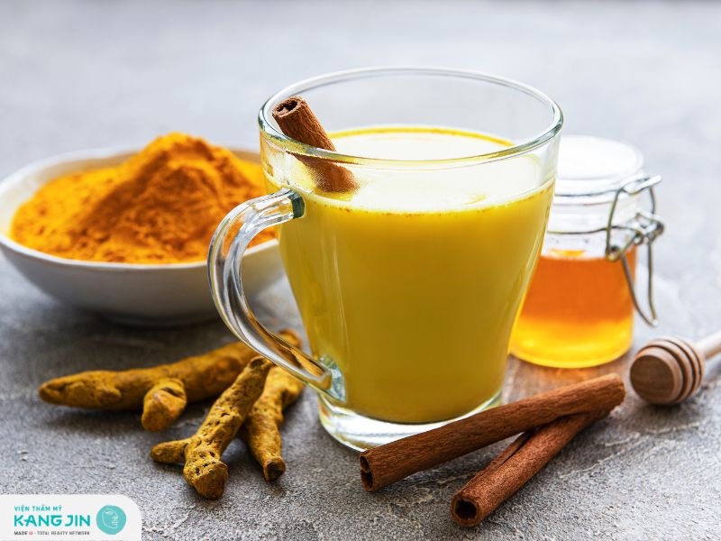 Kết hợp tinh bột nghệ và mật ong làm thức uống đẹp da