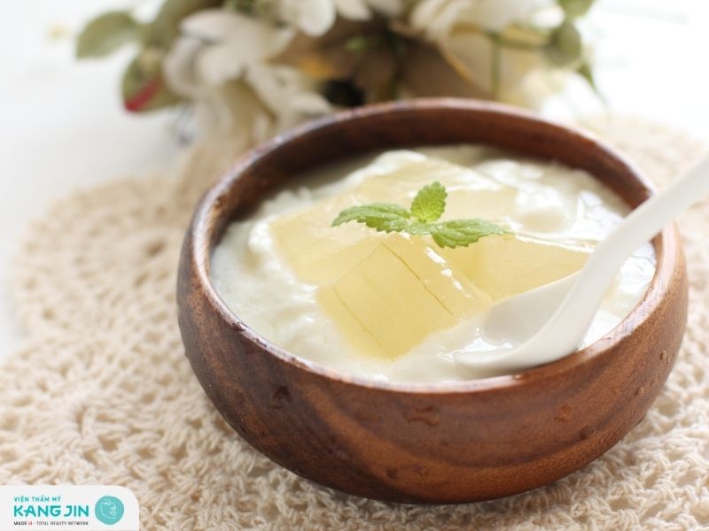 Cách làm mặt nạ nha đam kết hợp với sữa chua để trị tàn nhang