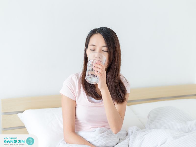 Ngay khi thức dậy bổ sung nước để cấp cho da sau 1 đêm ngủ dài