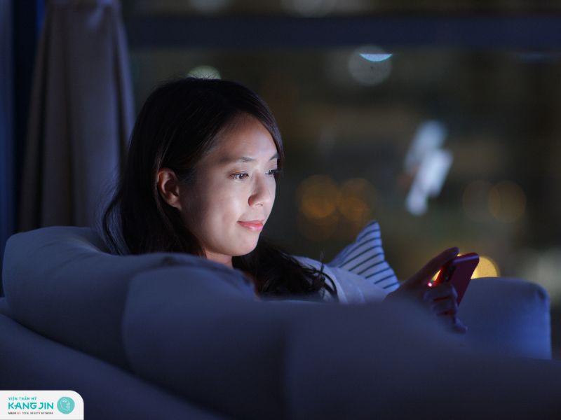 làn da đang chịu tác động từ ánh sáng xanh