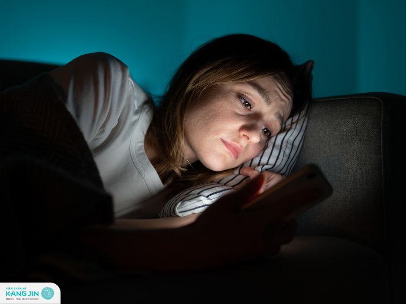 làn da đang chịu tác động từ ánh sáng xanh