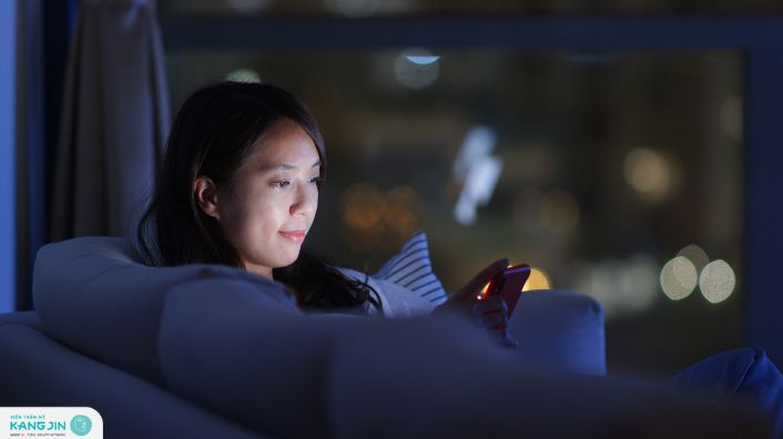 làn da đang chịu tác động từ ánh sáng xanh