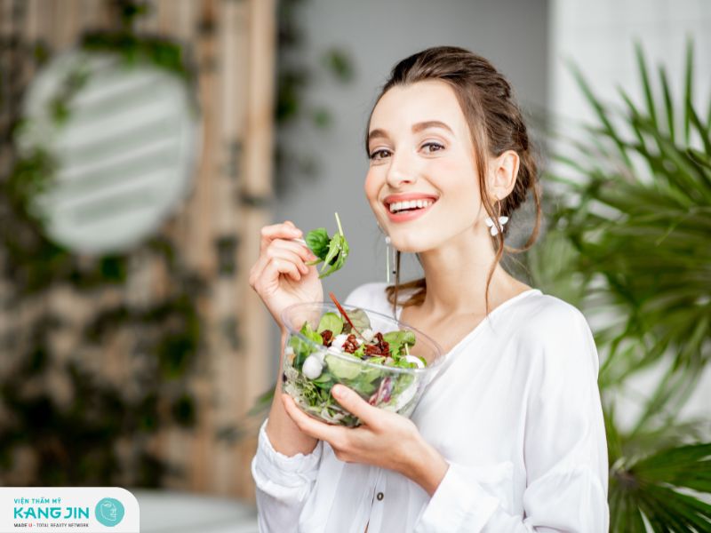 Trái cây và rau xanh chứa nhiều vitamin, khoáng và nước giúp cấp ẩm cho da