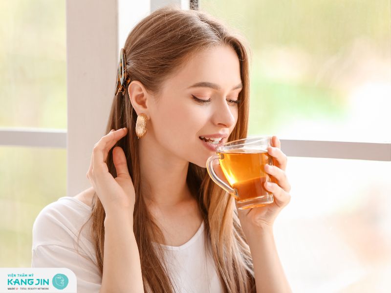 Uống trà xanh để dưỡng da đều màu từ sâu bên trong 