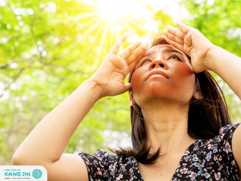 Thói quen sinh hoạt không lành mạnh và các yếu tố ngoài môi trường làm da yếu và dễ tổn thương hơn