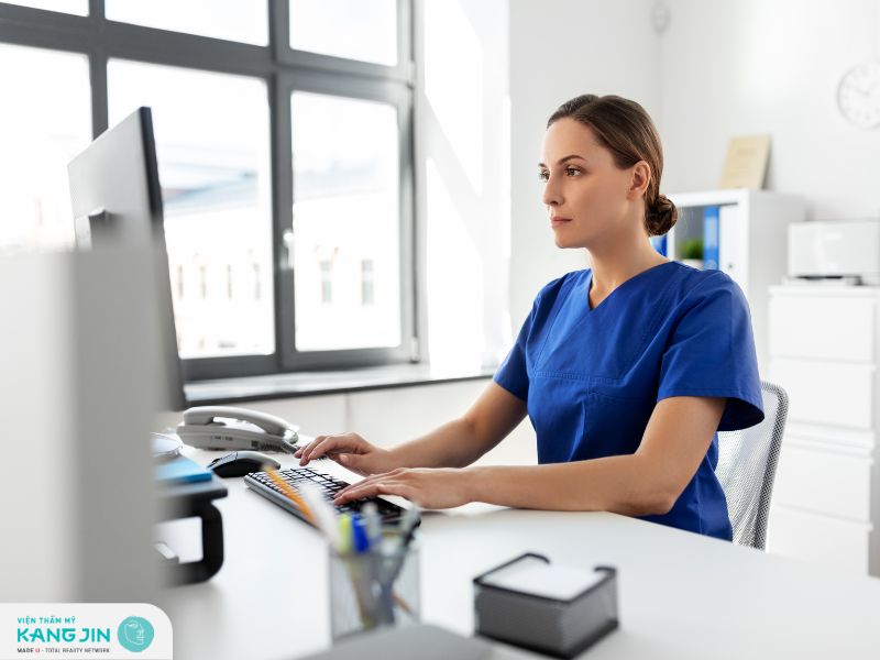 Có rất nhiều lý do khác nhau khiến cho da mặt bị tối màu hơn da tay