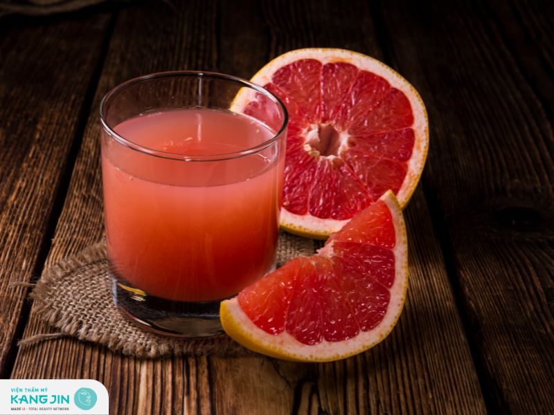 Nước ép bưởi cung cấp khoảng 50% lượng vitamin C giúp dưỡng da trắng sáng nhanh